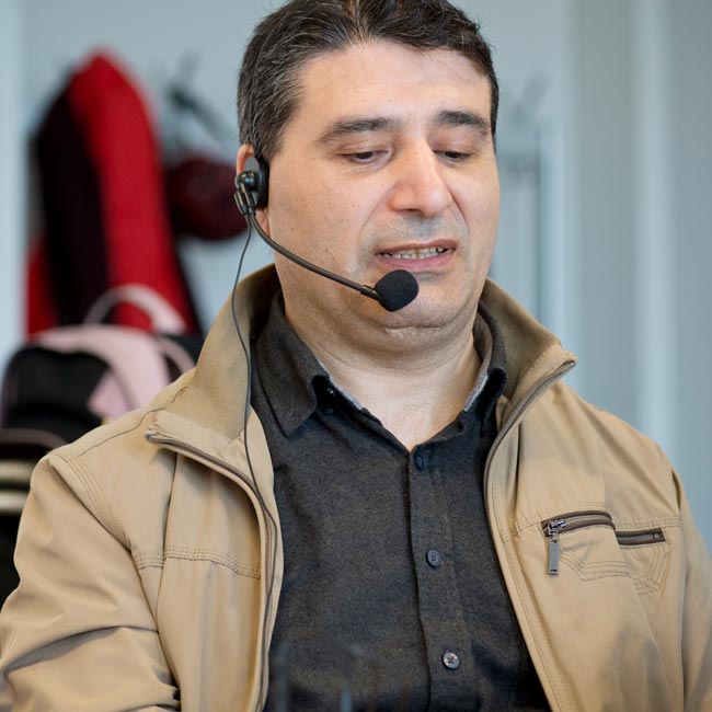 Osman Sakinmaz macht einen Vortrag bei einer Veranstaltung.