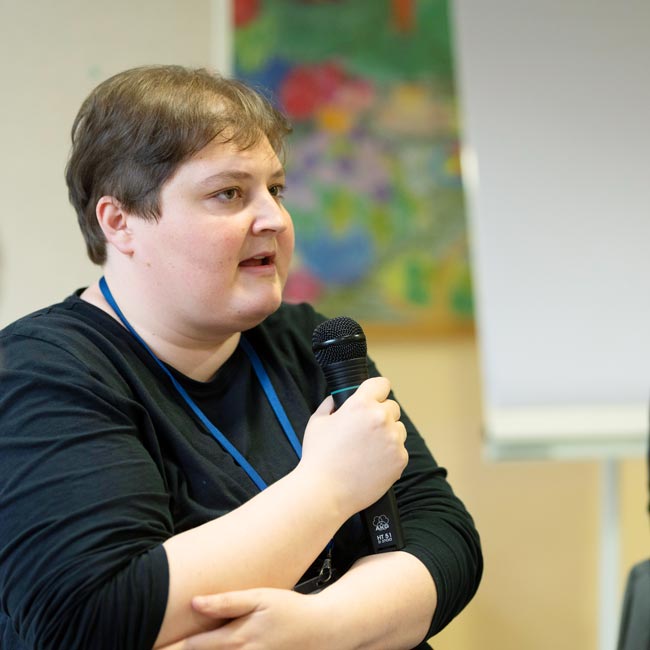 Shpresa Matoshi macht einen Vortrag bei einer Veranstaltung.