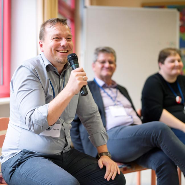 Thorsten Lotze macht einen Vortrag bei einer Veranstaltung.